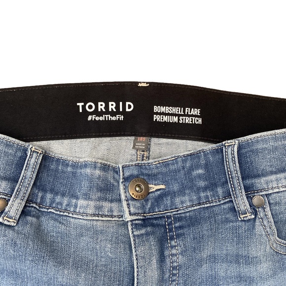 Torrid Bombshell Flare Jeans High Rise Stretchy Size 18S Light Wash - Picture 6 of 7